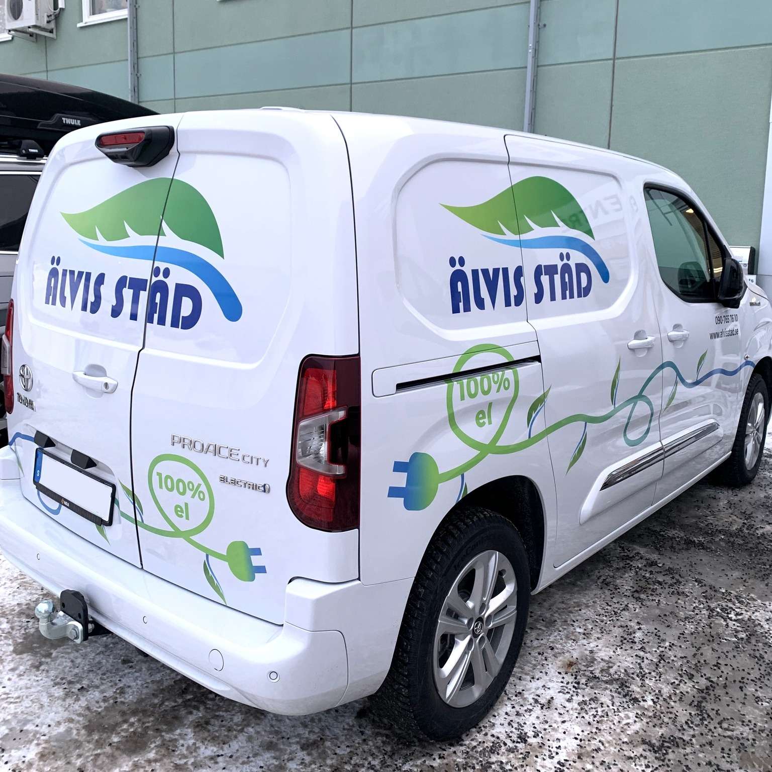 Älvis Städs servicebil med företagets logotyp